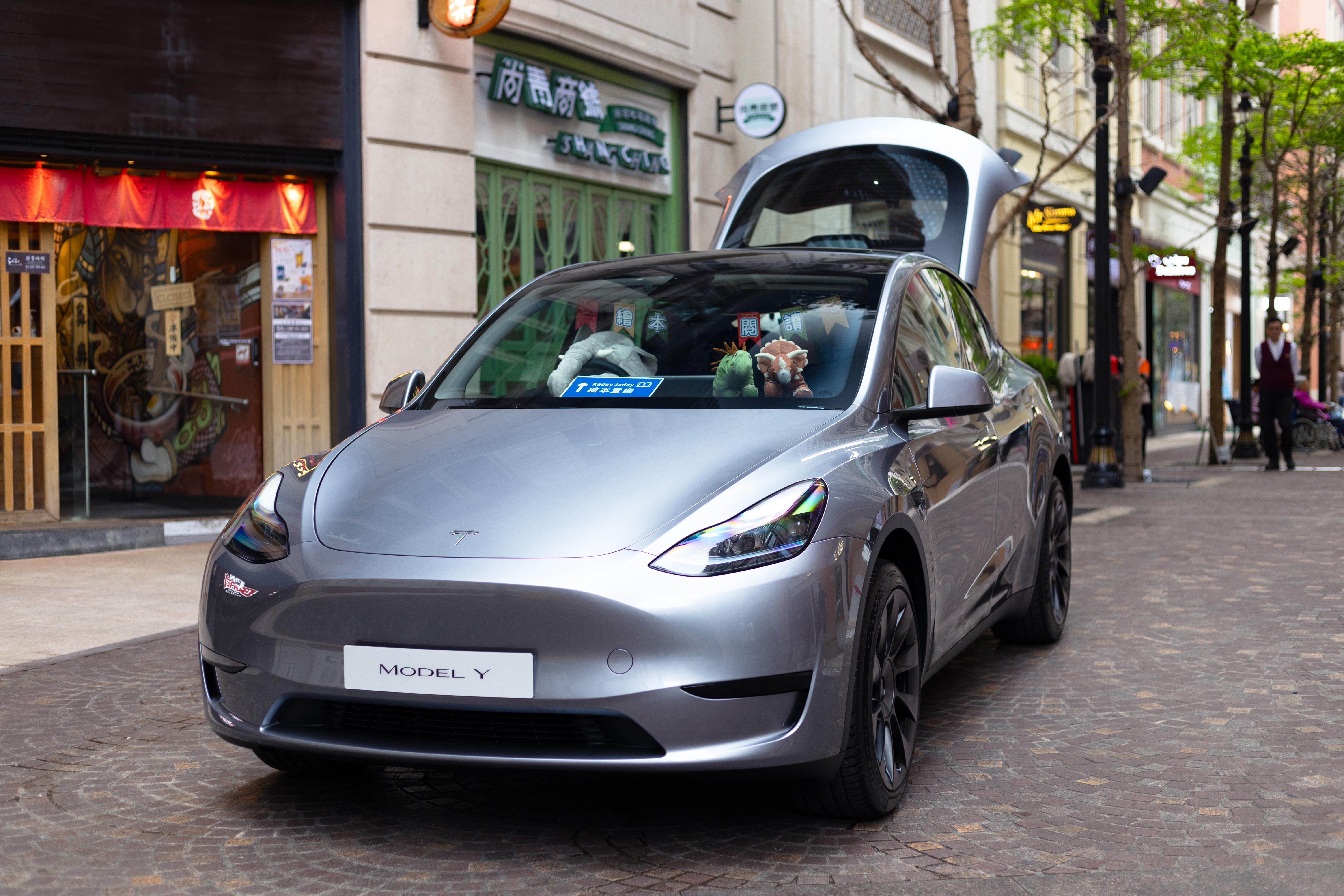 Tesla Cybertruck|最新閃亮銀Model Y更變身成為流動的繪本車,介紹綠色能源及環保議題。