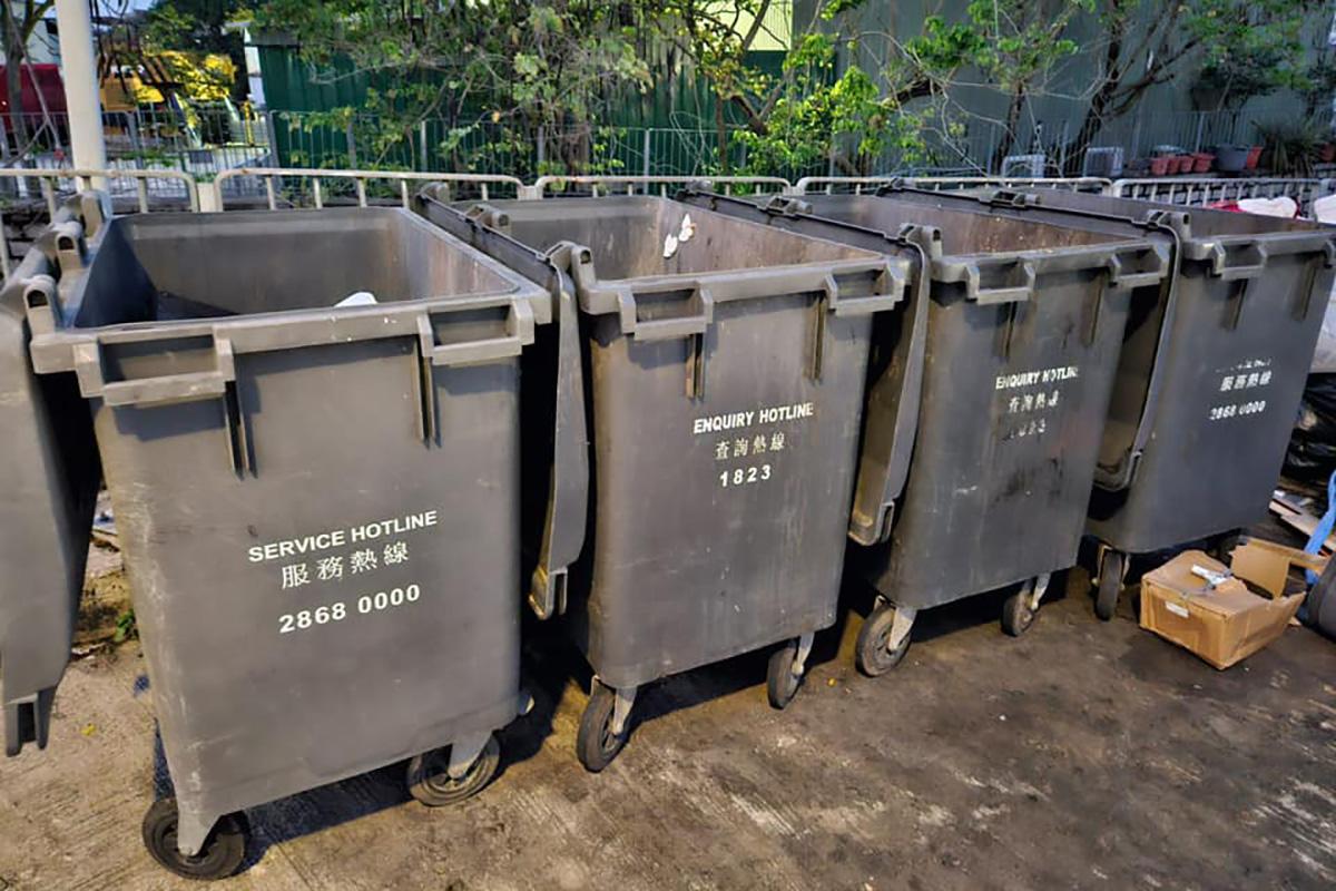 有清潔工友在垃圾桶一個綁實的膠袋內,發現5隻幼貓被遺棄。(「毛守救援」圖片)