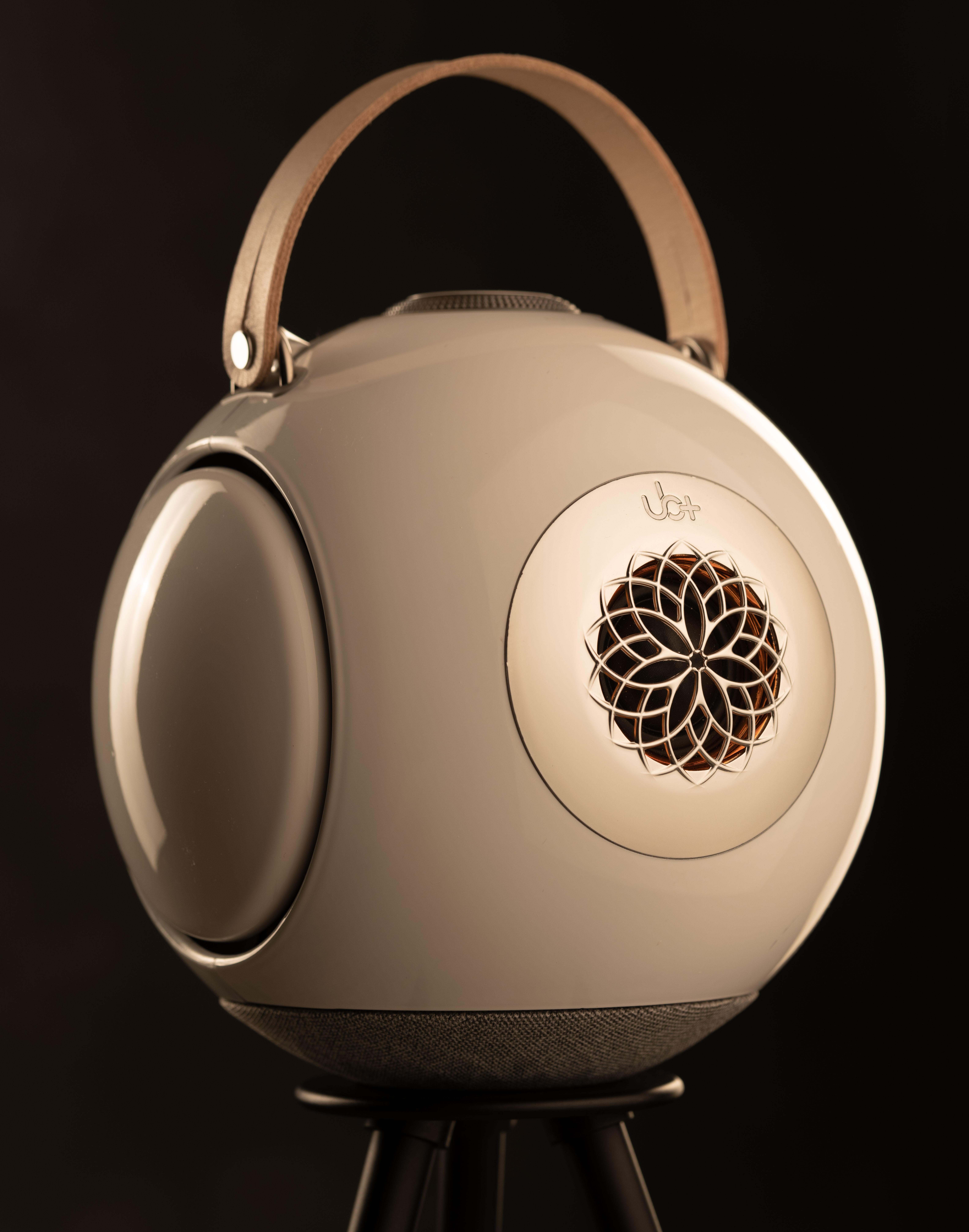 dB1靈感來自於天體和微觀粒子的自然和神秘。