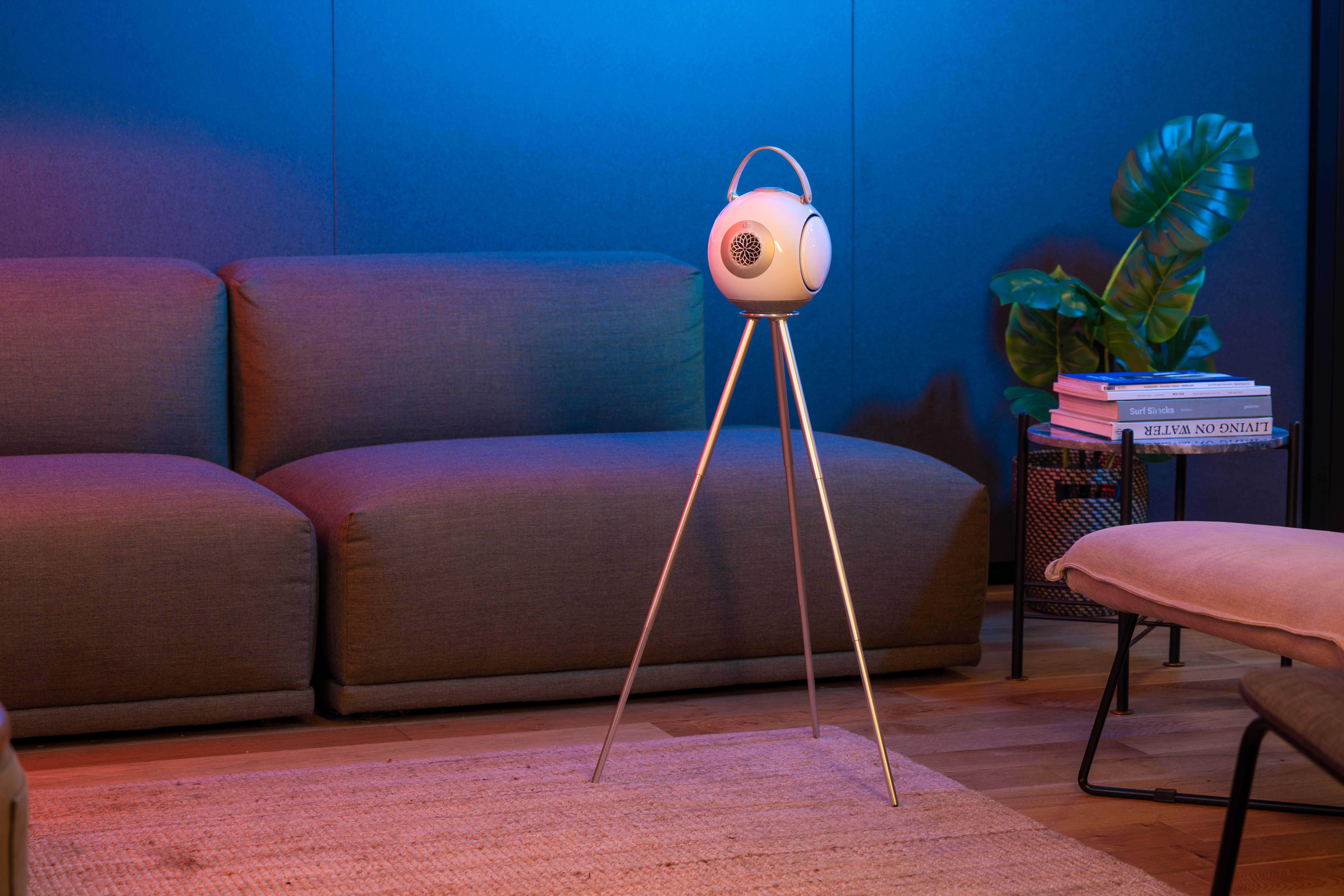 dB1以磁吸的方式安裝在三腳架上。