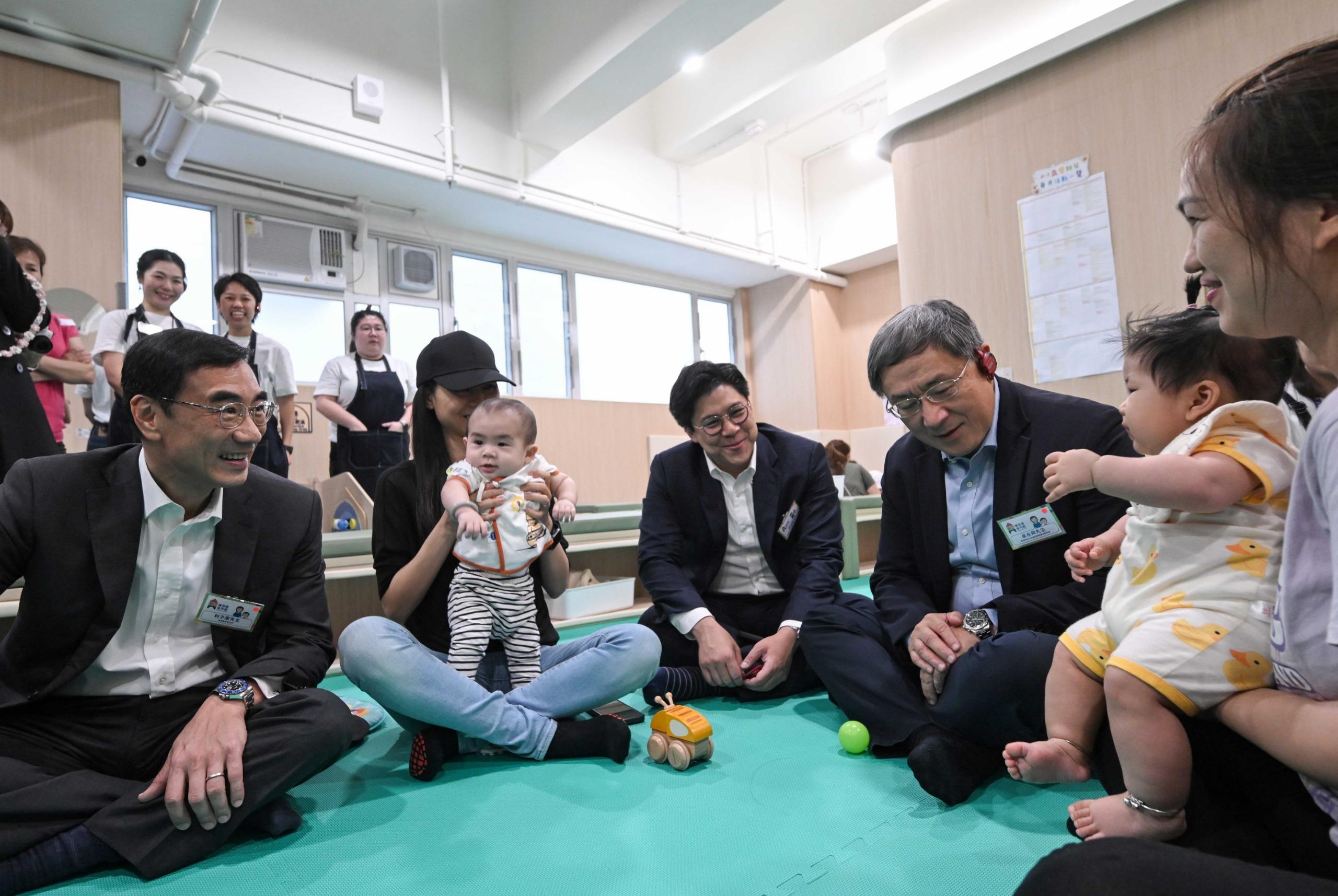 「賽馬會童亮館」以鼓勵兒童自主遊戲為設計槪念,同時啟發照顧者與兒童的 正面互動,透過集結合不同界別的持分者的力量一同構建兒童友善社區。