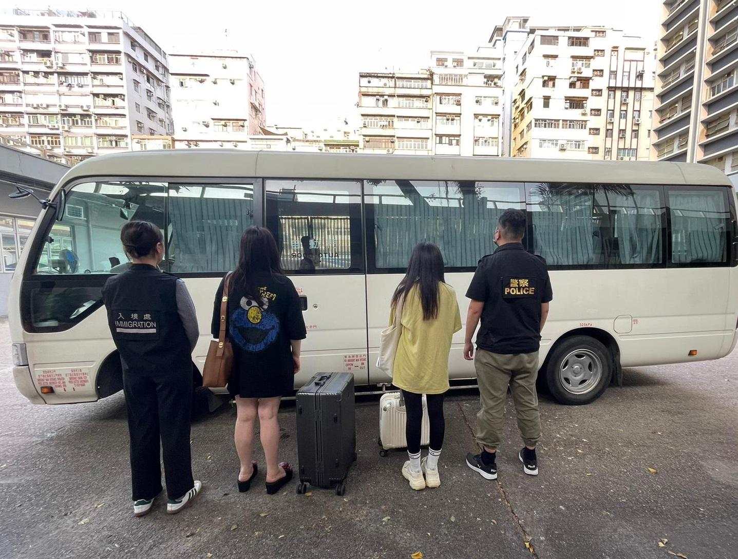 跨部門旺角打擊非法入境者及黑工,拘捕9名女子。(警方提供)