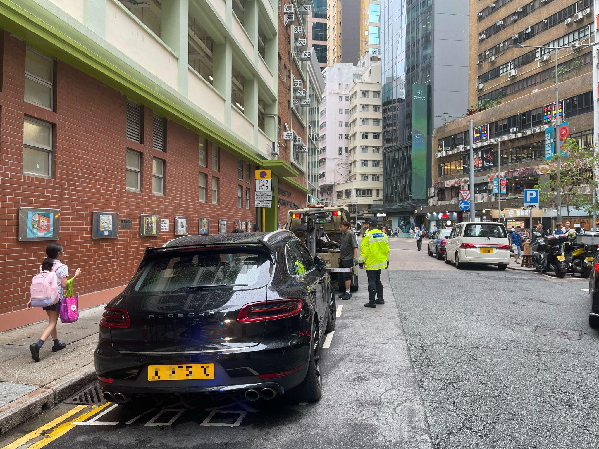 警員在行動中拖走一部保時捷。(警方提供)