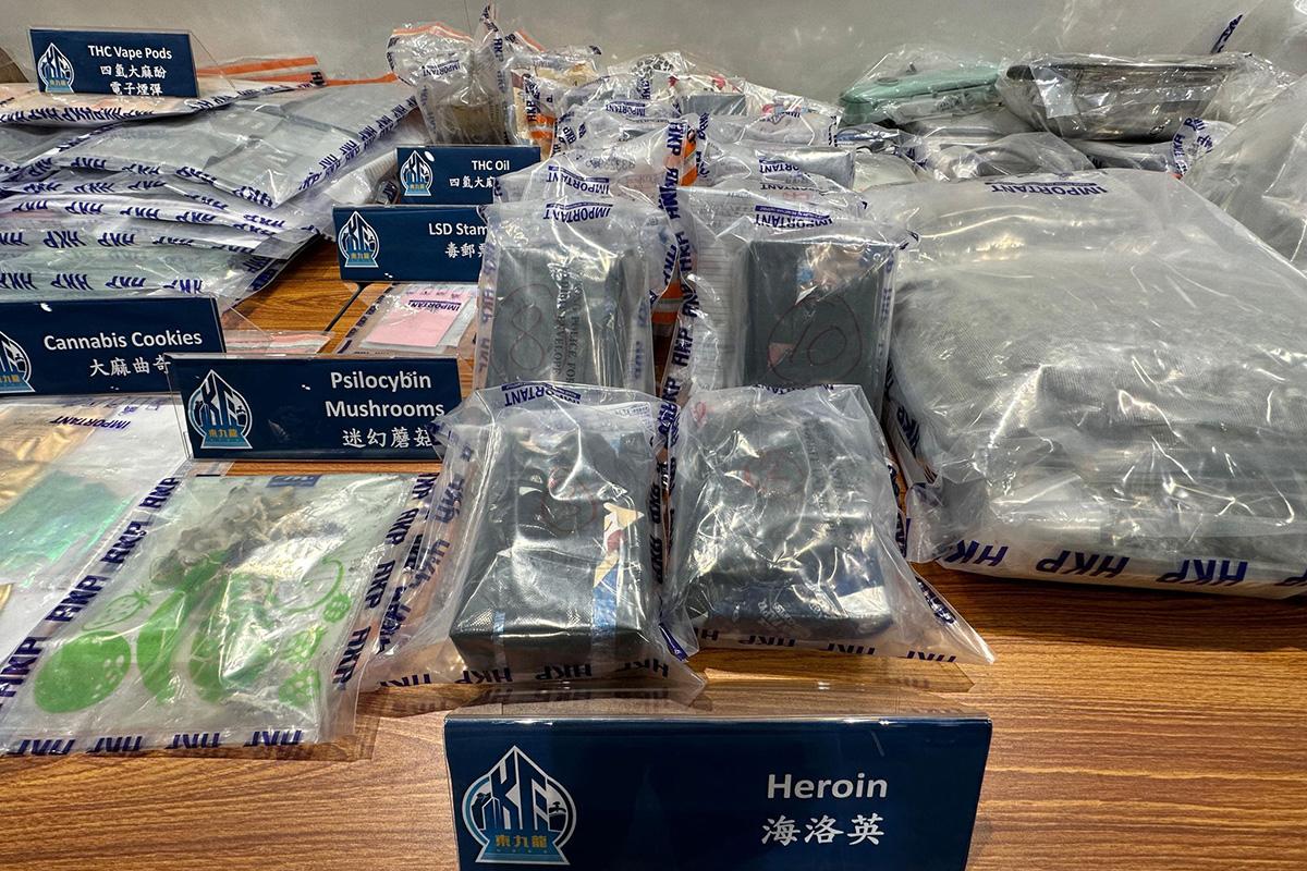 警方展示行動中檢獲的證物。