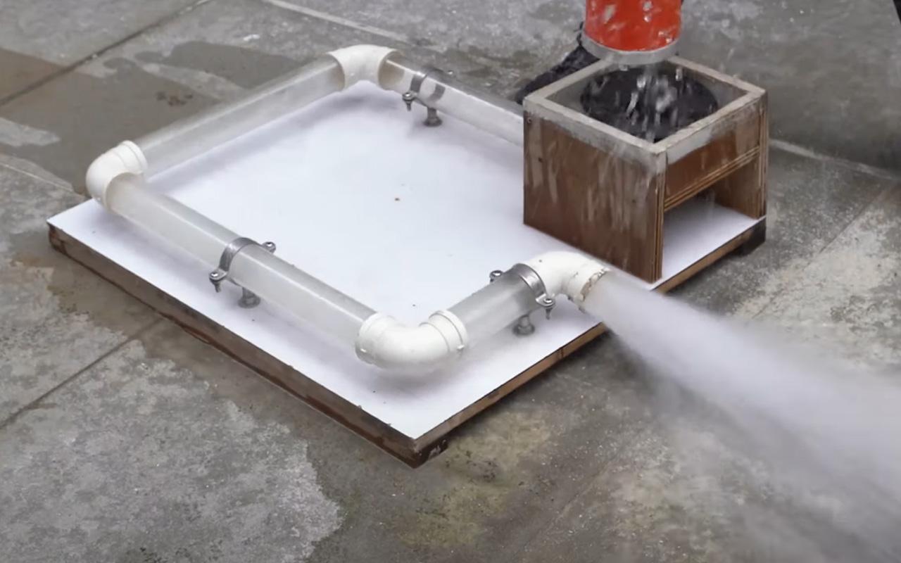 然後按下手挈,將空氣噴出來,這樣就可以把渠內的淤塞物推走。