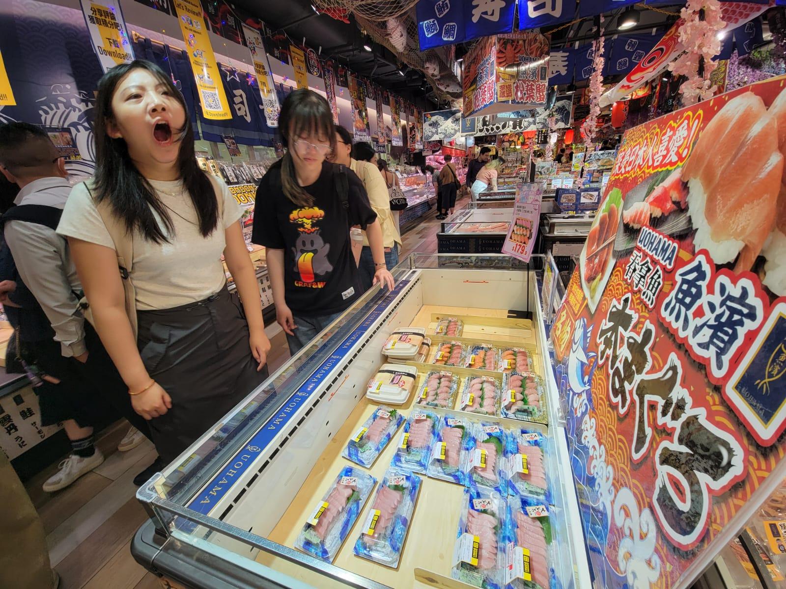 DON DON DONKI部分刺身由透明膠盒改為密封紙盒盛載。(鍾式明攝)