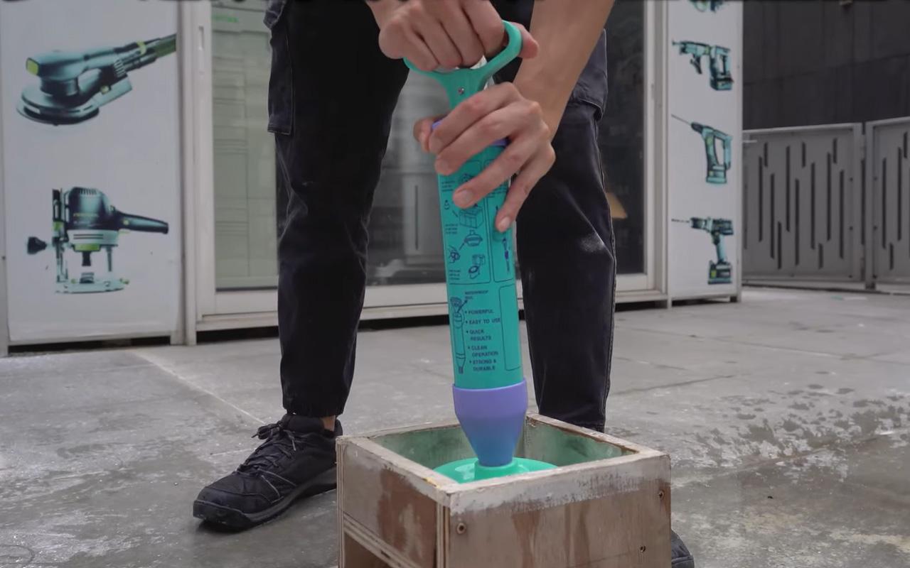 先在渠口注滿水,再將通渠泵直接放上渠口,然後用體重壓實它。接下來上下拉動手抦,令渠內的淤塞物變得鬆散