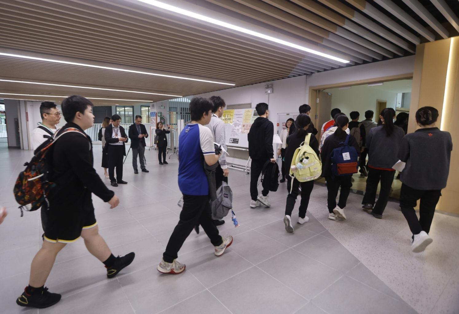 文憑試首個核心科中文科今日開考,今年首次在內地設立兩個試場,分別在深圳及廣州,共有約110名考生在原校應考。(考評局圖片)