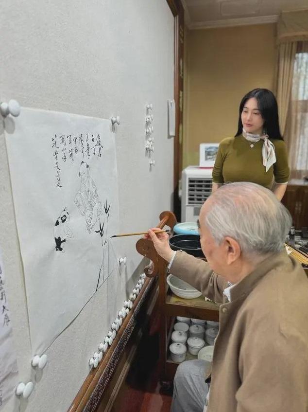 范曾在社交平台貼出徐萌在旁看著他作畫的照片。(互聯網)