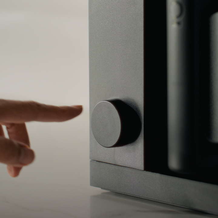 控制全靠一個圓形旋鈕,一按即可自動沖咖啡。