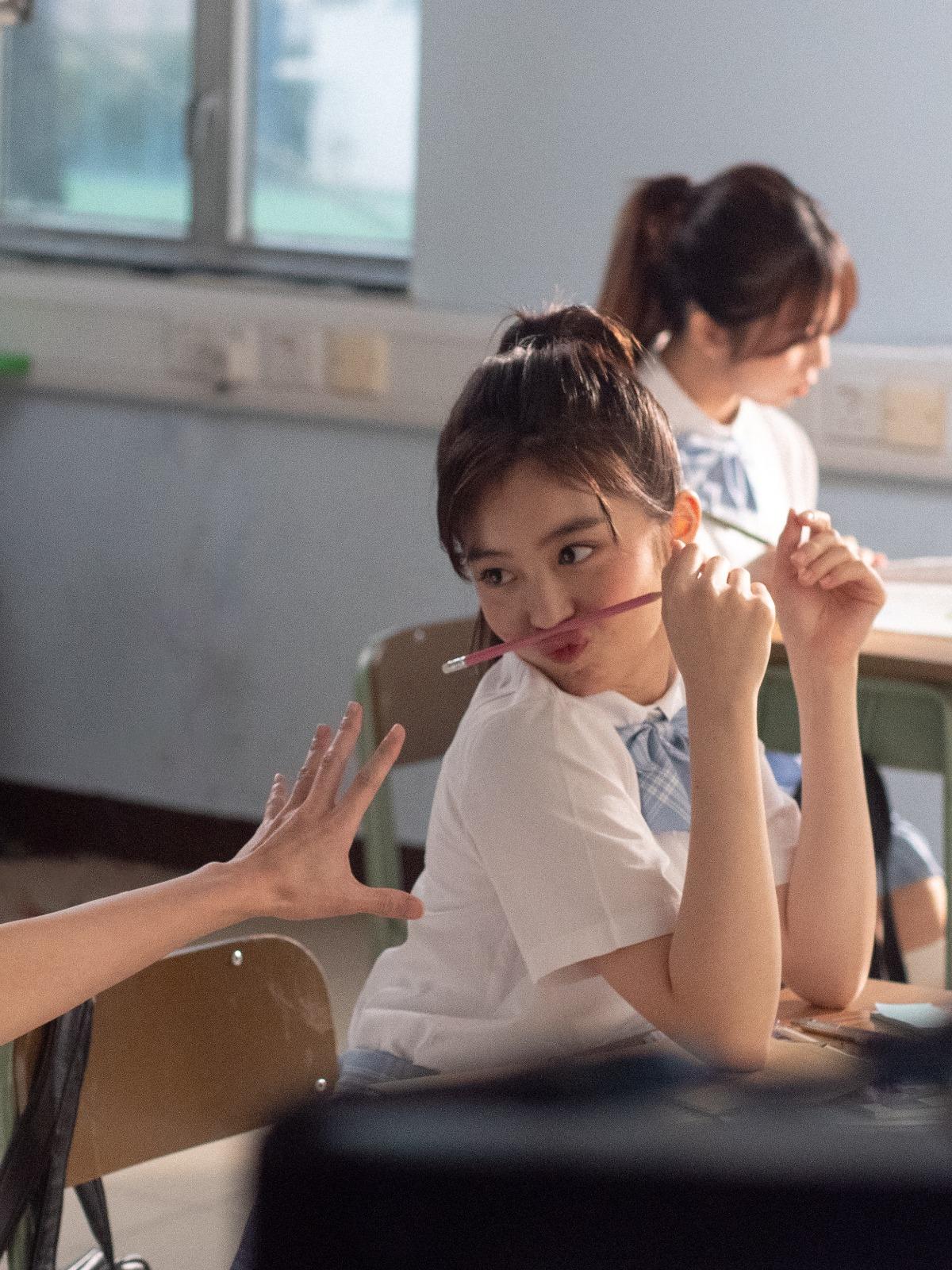 穿上校服的Hazel在校園拍攝,盡展青春無敵本錢!