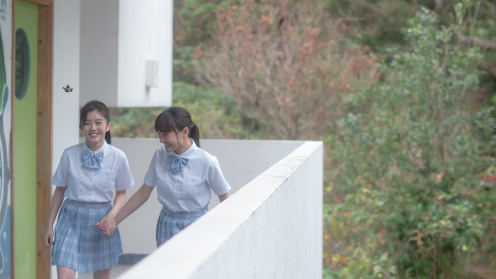 穿上校服的Hazel在校園拍攝,盡展青春無敵本錢!