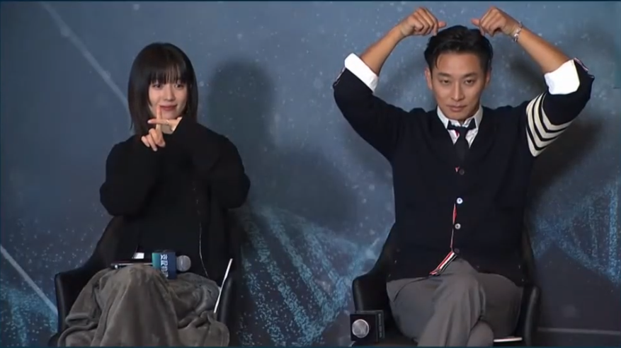 昨日的網上見面會,朱智勛與韓孝周跟粉絲隔空互動。