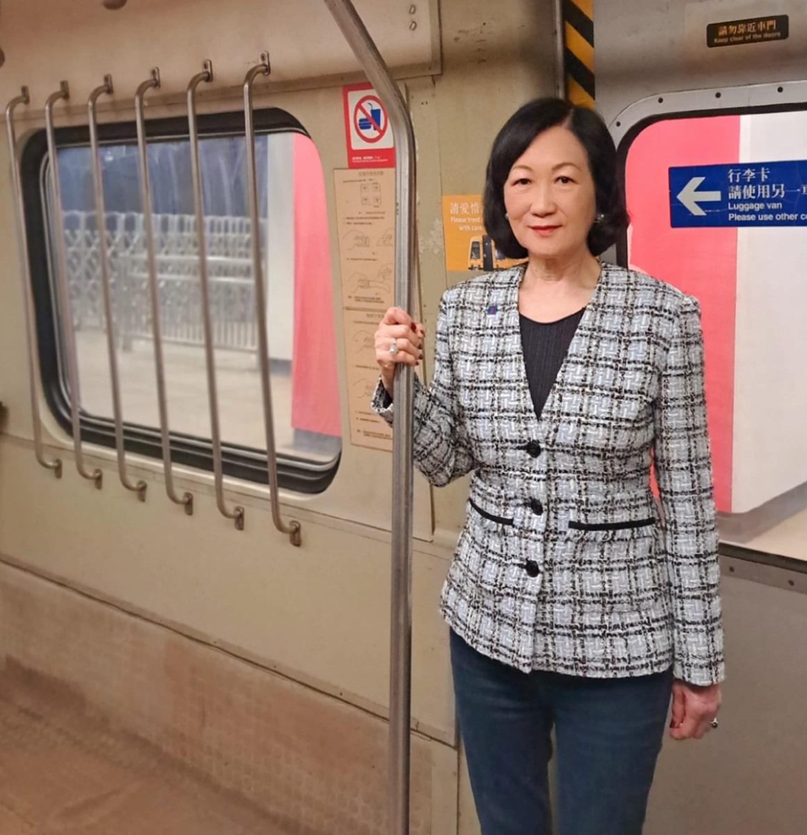 葉太今日同一班行政會議非官守議員,參觀港鐵嘅短期展覽「站見」。(葉劉淑儀FB)