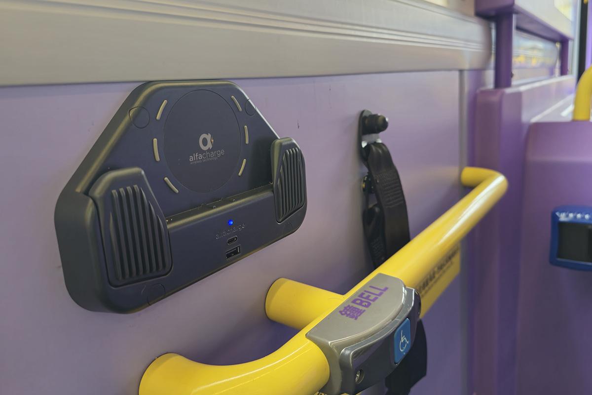 城巴標榜行走十四鄉路線的巴士,設有首次引入的無線充電設施。(城巴提供)