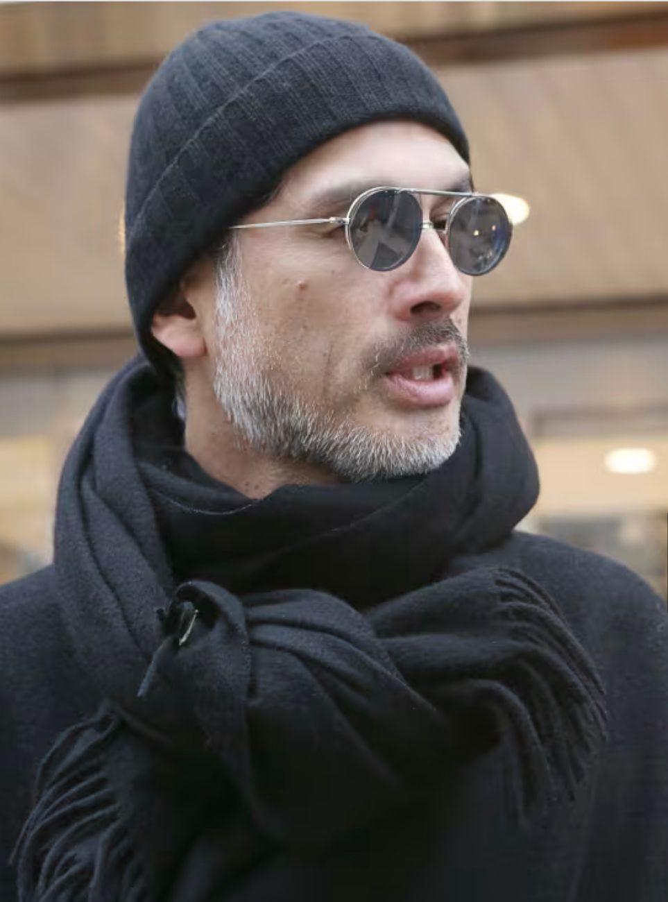 平井堅留了白鬚,驟眼看有幾分似徐錦江。