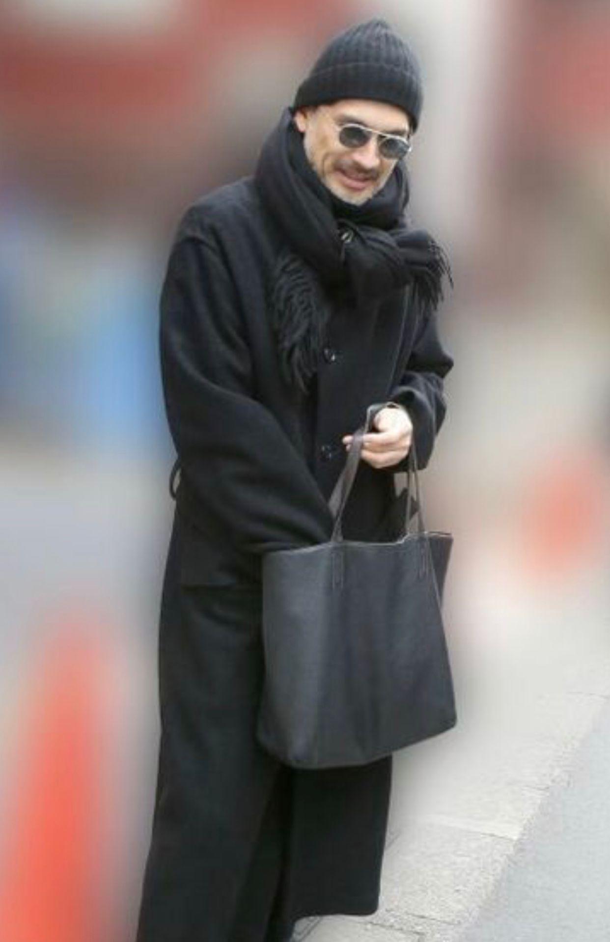 平井堅停低受訪,期間也有露出笑容。