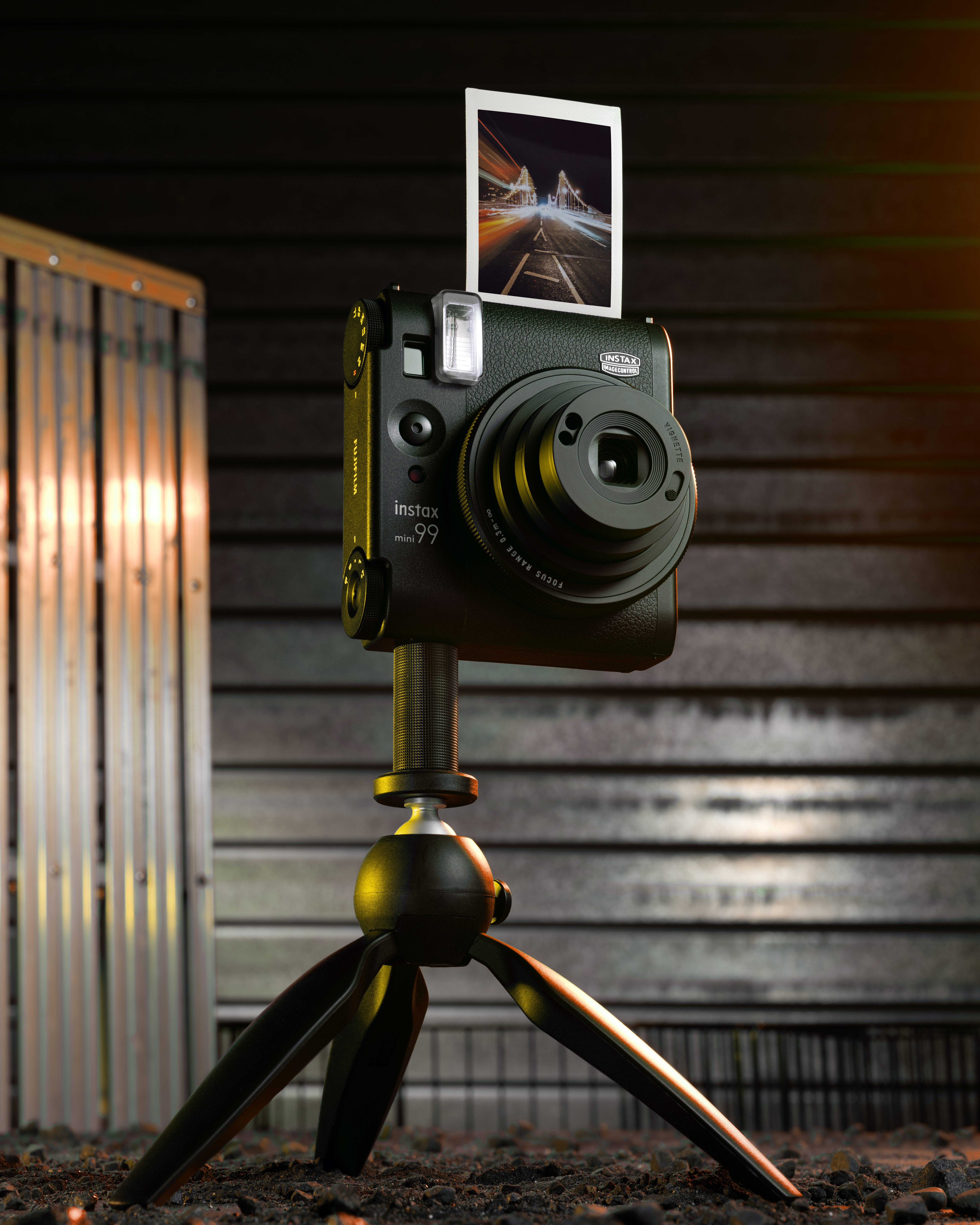 FUJIFILM instax mini 99|相機有三腳架螺紋的底部手柄,可安裝在三腳架上使用。