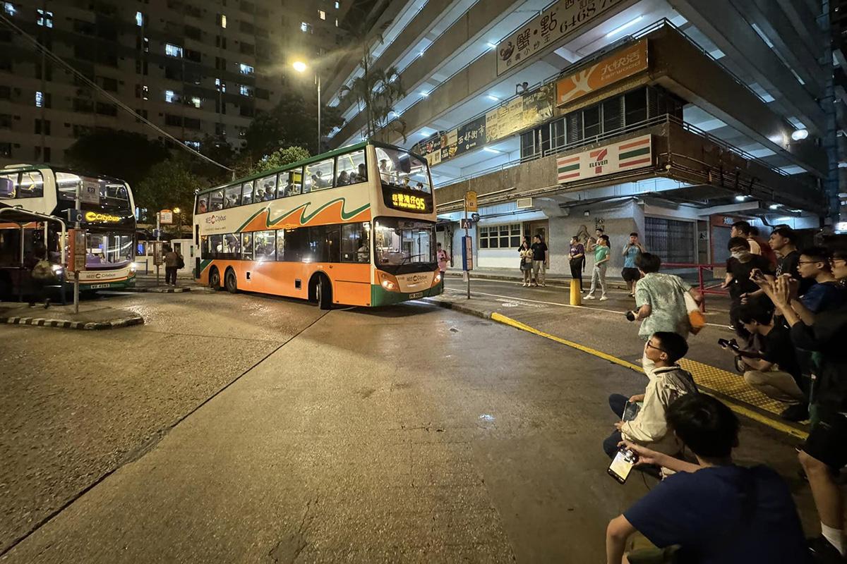 過百巴士迷歡送城巴95線最後一日服務。(網民Alan EMan Tang@FB群組「是日快快-巴士即日相」)