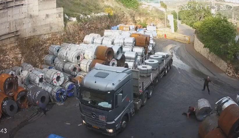 工人被鋼捲撞倒。(互聯網)