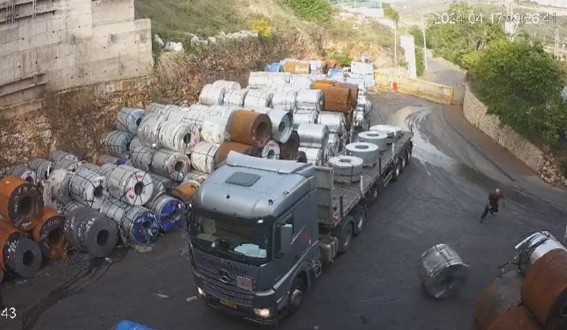 工人遭鋼捲輾過。(互聯網)