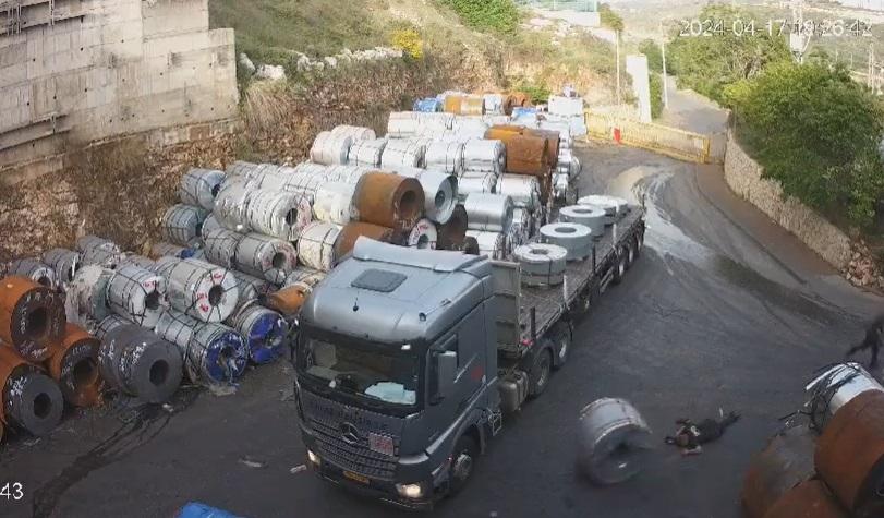 工人癱在地上,身體變形。(互聯網)