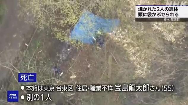 警方以藍布覆蓋2具焦屍,持續在現場搜證。(互聯網)