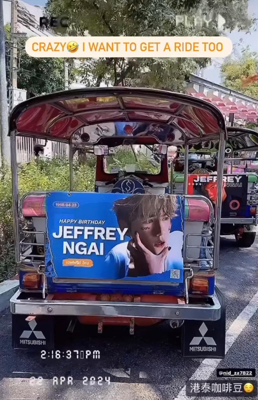 一列十多部Tuk Tuk均掛上Jeffrey的生日應援廣告,場面壯觀。