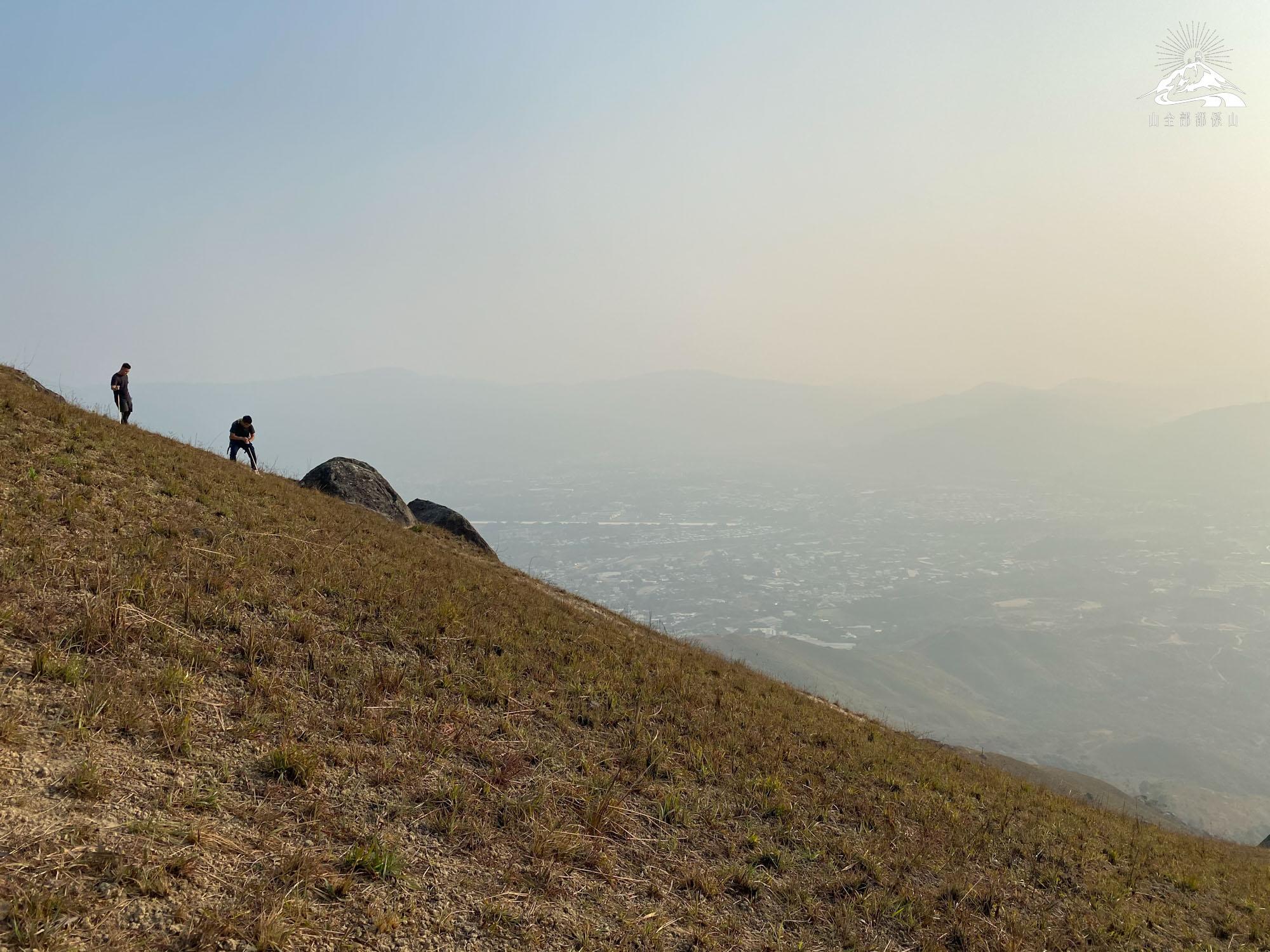雞公嶺上落費力加上零樹蔭,不是新手行山路線。(圖片來源︰山全部都係山)