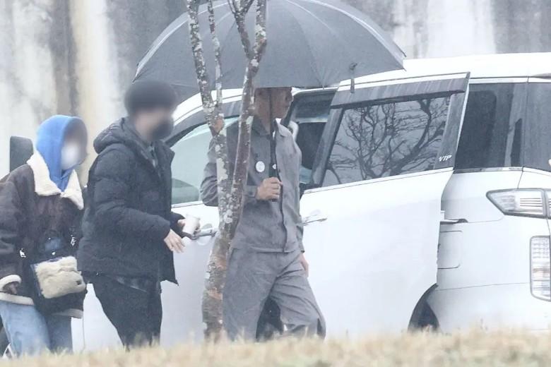 取景當日也派出多名工作人員貼身服待木村,排場十足。