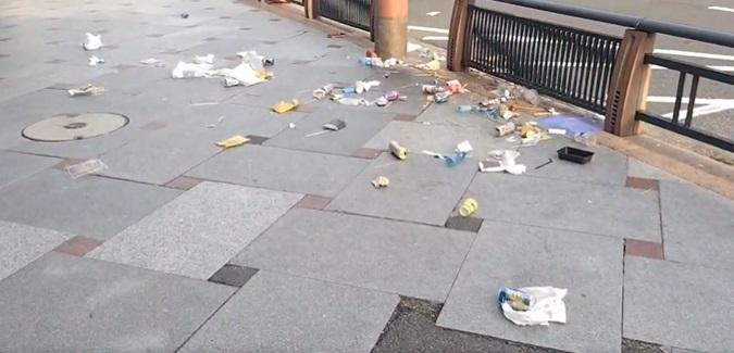 網民分享京都祇園街上滿布垃圾的影片。(互聯網)