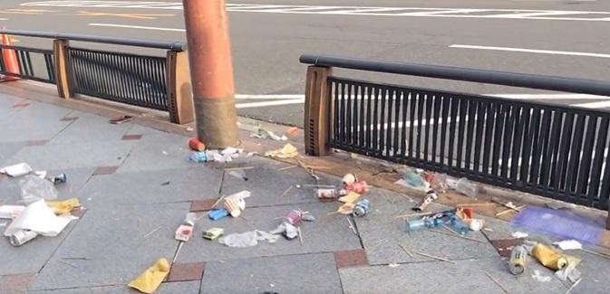 網民分享京都祇園街上滿布垃圾的影片。(互聯網)