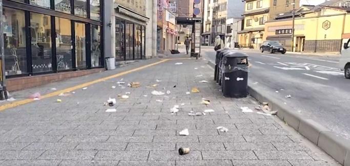 網民分享京都祇園街上滿布垃圾的影片。(互聯網)