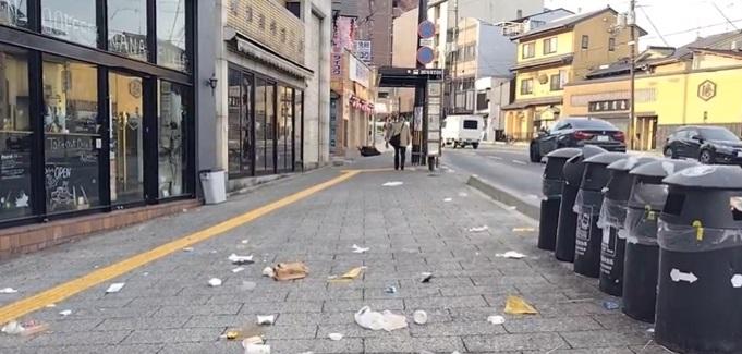 網民分享京都祇園街上滿布垃圾的影片。(互聯網)