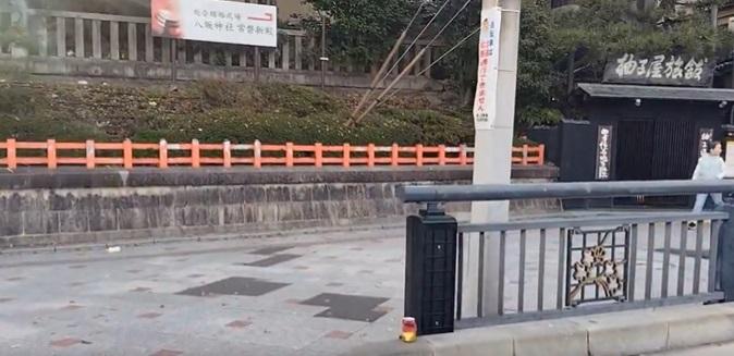 網民分享京都祇園街上滿布垃圾的影片。(互聯網)