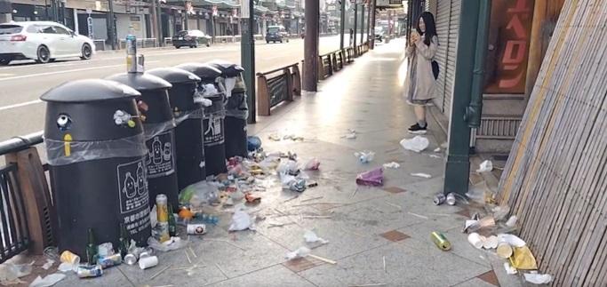 網民分享京都祇園街上滿布垃圾的影片。(互聯網)