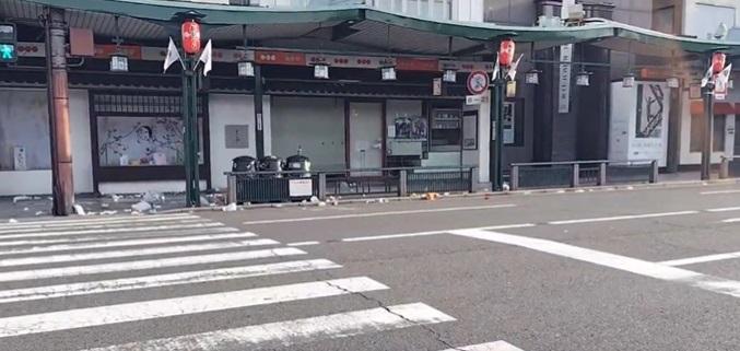 網民分享京都祇園街上滿布垃圾的影片。(互聯網)