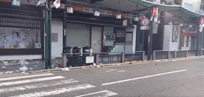 網民分享京都祇園街上滿布垃圾的影片。(互聯網)