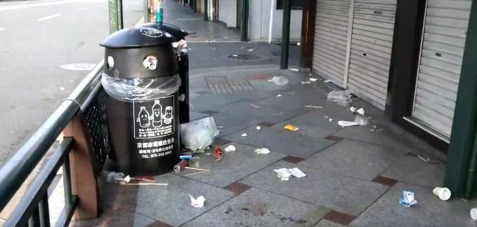 網民分享京都祇園街上滿布垃圾的影片。(互聯網)
