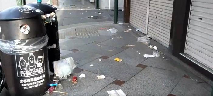 網民分享京都祇園街上滿布垃圾的影片。(互聯網)