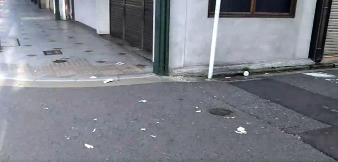 網民分享京都祇園街上滿布垃圾的影片。(互聯網)