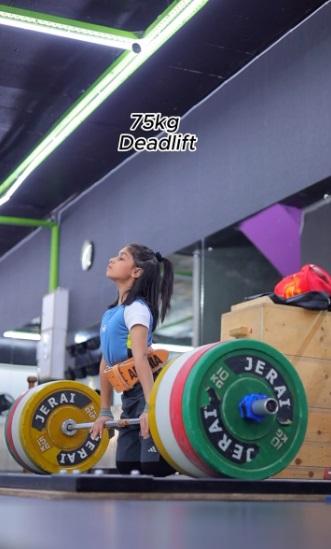戈斯瓦米準備舉起75公斤槓鈴。(互聯網)
