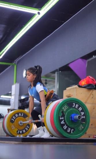 戈斯瓦米準備舉起75公斤槓鈴。(互聯網)