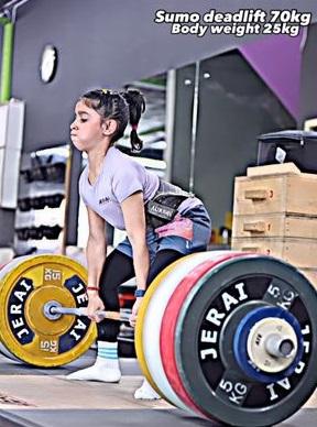 戈斯瓦米早前試舉70公斤。(互聯網)