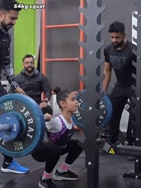 戈斯瓦米早前受訓,挑戰舉起54公斤。(互聯網)