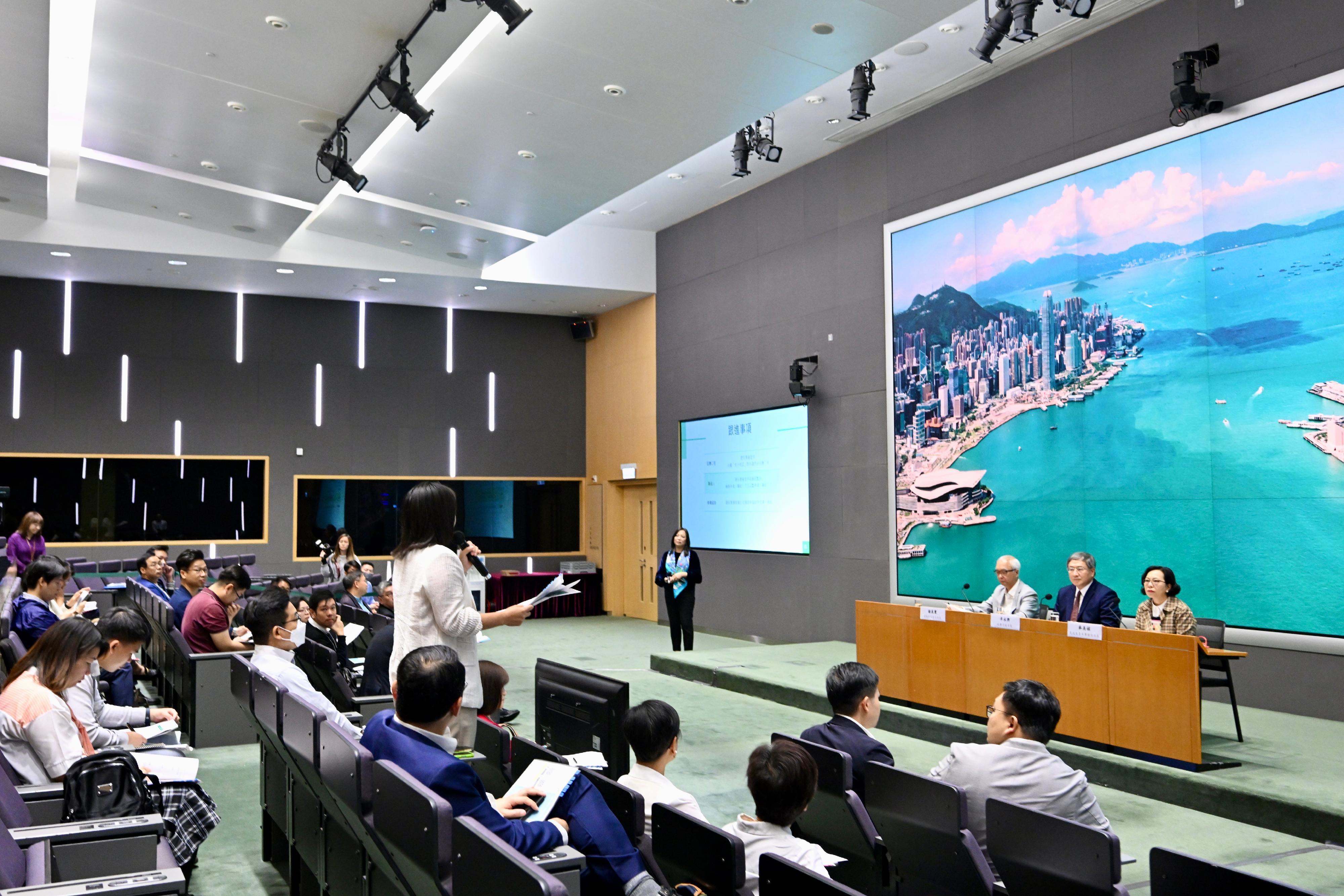 政務司副司長卓永興今日(四月九日)與環境及生態局局長謝展寰和民政及青年事務局局長麥美娟舉行垃圾收費「先行先試」問卷調查簡介會。圖示環境保護署官員回應區議員的提問。(政府新聞處)