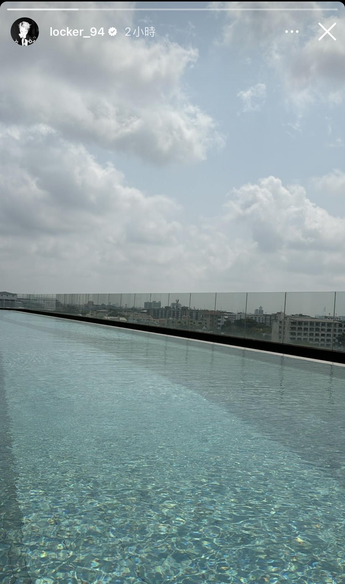 Locker今日上載在酒店天台泳池的影片。
