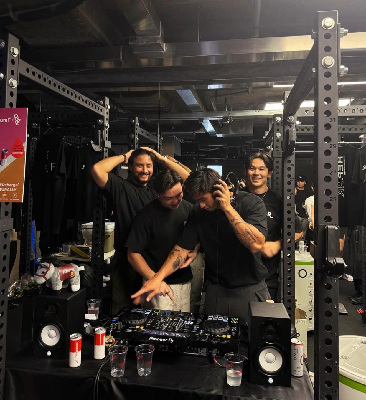 胡智同在派對上充當DJ打碟。