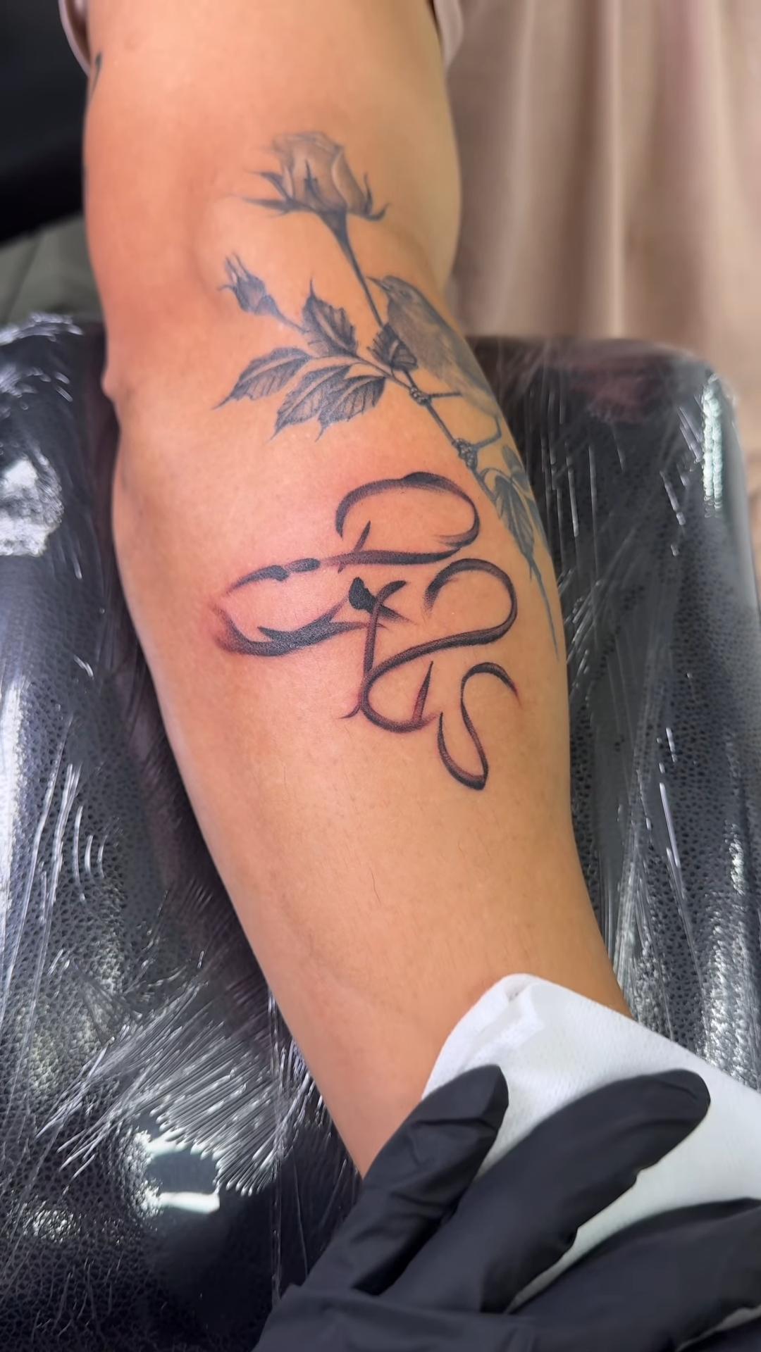 Lynus展示由費達拿簽名刺成的新紋身。