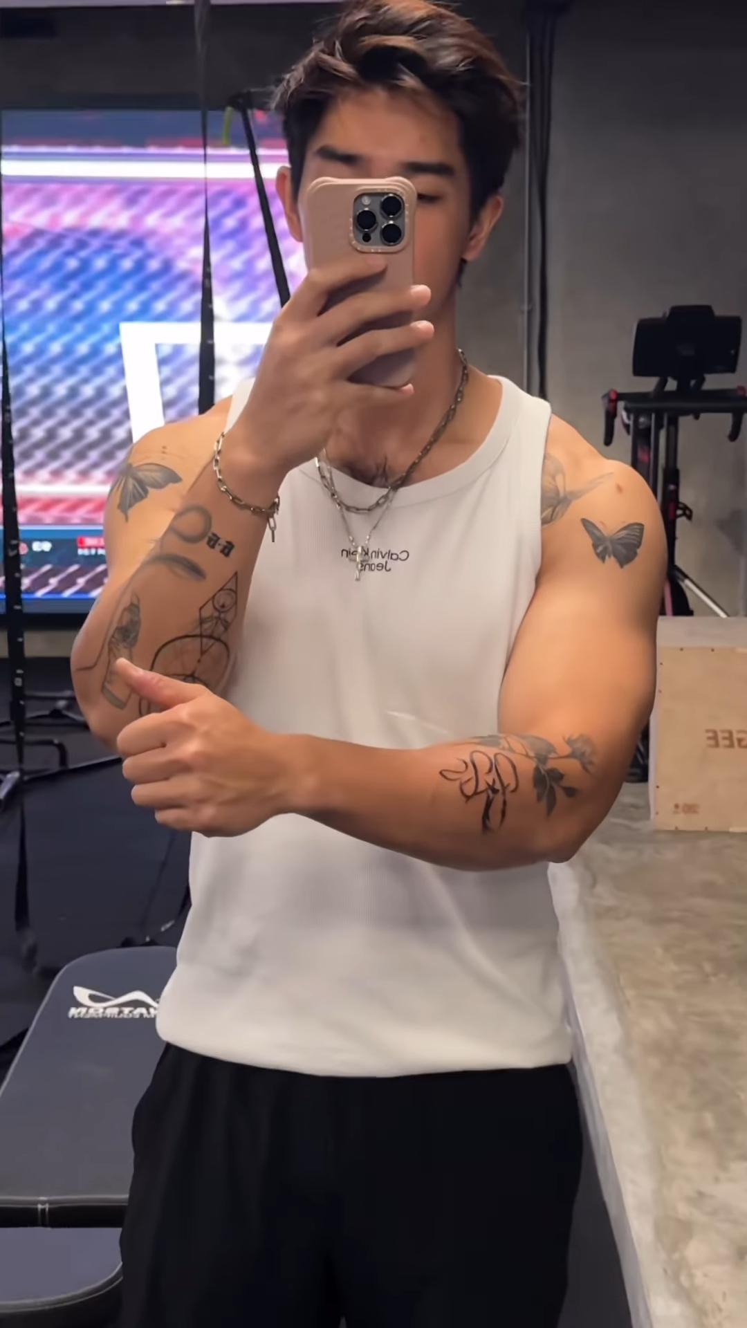 Lynus展示由費達拿簽名刺成的新紋身。